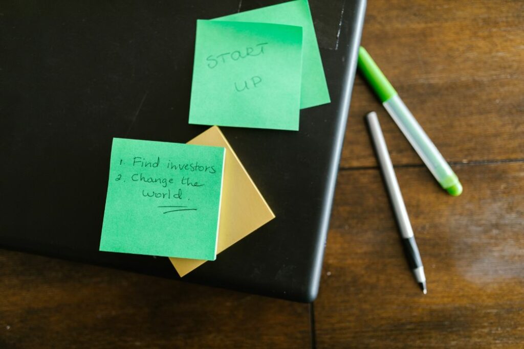 Sticky notes with a checklist to find investors